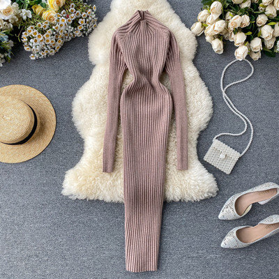 Rochie lungă tricotată de damă, cu guler înalt și părți decupate pe spate