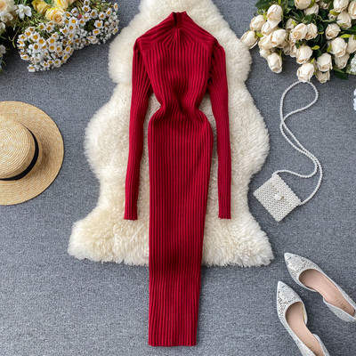 Rochie lungă tricotată de damă, cu guler înalt și părți decupate pe spate