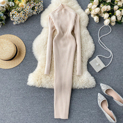 Rochie lungă tricotată de damă, cu guler înalt și părți decupate pe spate