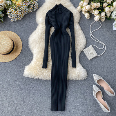 Rochie lungă tricotată de damă, cu guler înalt și părți decupate pe spate