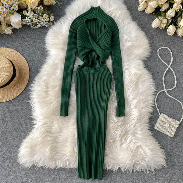 Rochie lungă tricotată de damă, cu guler înalt și părți decupate pe spate