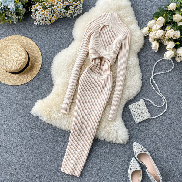 Rochie lungă tricotată de damă, cu guler înalt și părți decupate pe spate