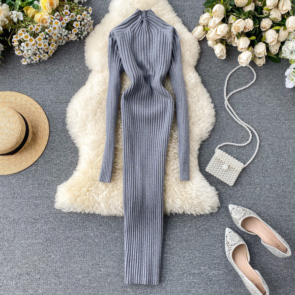 Rochie lungă tricotată de damă, cu guler înalt și părți decupate pe spate