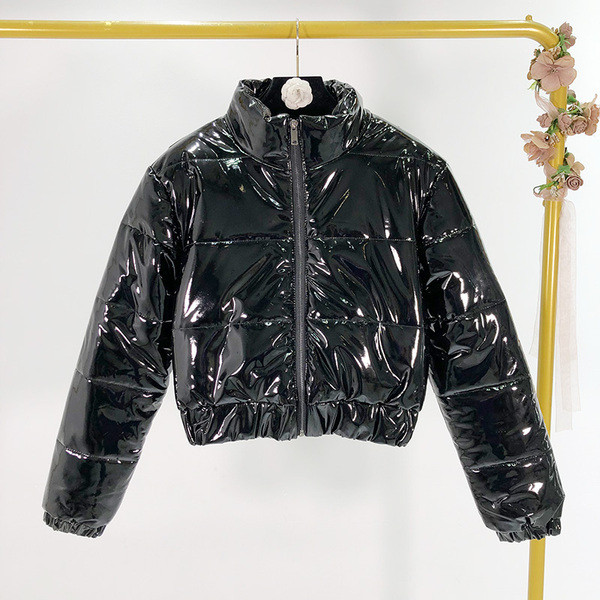Geaca scurta de iarna cu fermoar de culoare neagra si efect stralucitor