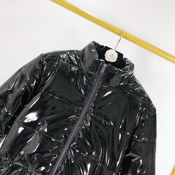 Geaca scurta de iarna cu fermoar de culoare neagra si efect stralucitor