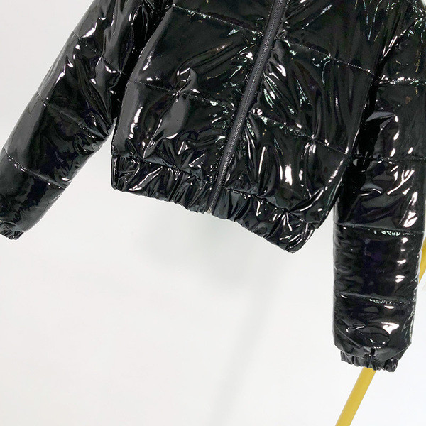 Geaca scurta de iarna cu fermoar de culoare neagra si efect stralucitor