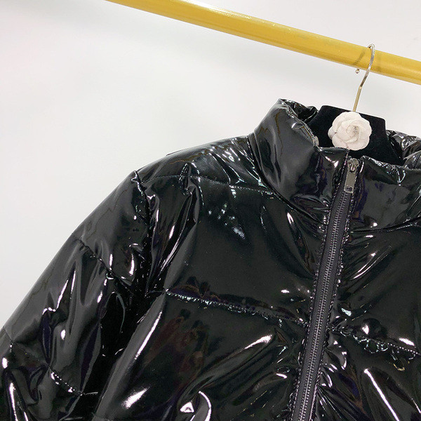 Geaca scurta de iarna cu fermoar de culoare neagra si efect stralucitor