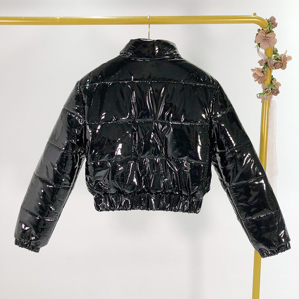 Geaca scurta de iarna cu fermoar de culoare neagra si efect stralucitor