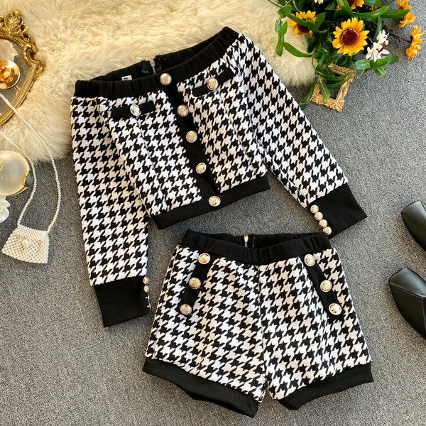 Set dama din doua piese cu nasturi alb-negru