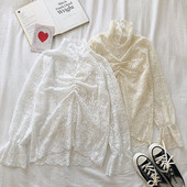 Bluză de damă din dantelă cu guler înalt în bej și alb