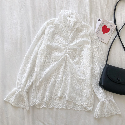 Bluză de damă din dantelă cu guler înalt în bej și alb