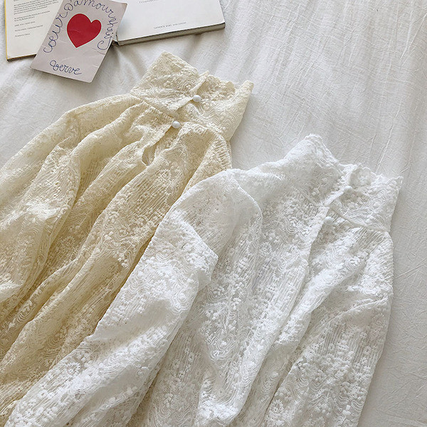 Bluză de damă din dantelă cu guler înalt în bej și alb