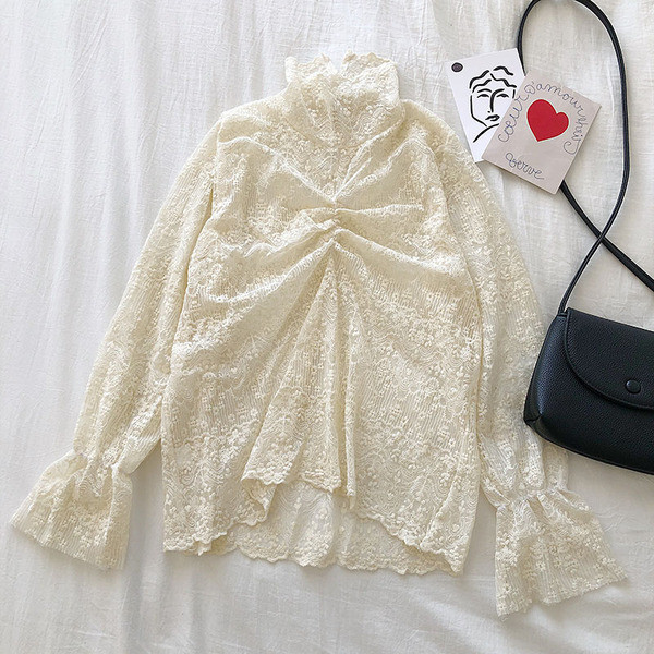 Bluză de damă din dantelă cu guler înalt în bej și alb