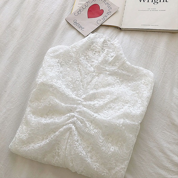 Bluză de damă din dantelă cu guler înalt în bej și alb