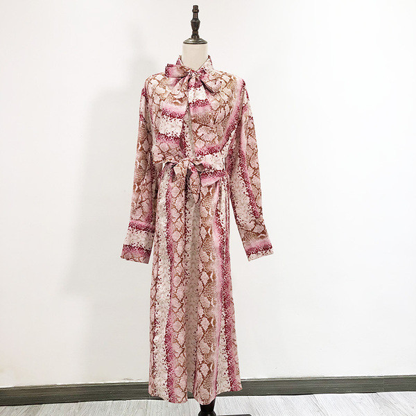 Rochie lunga cu model colorat si cravate la decolteu