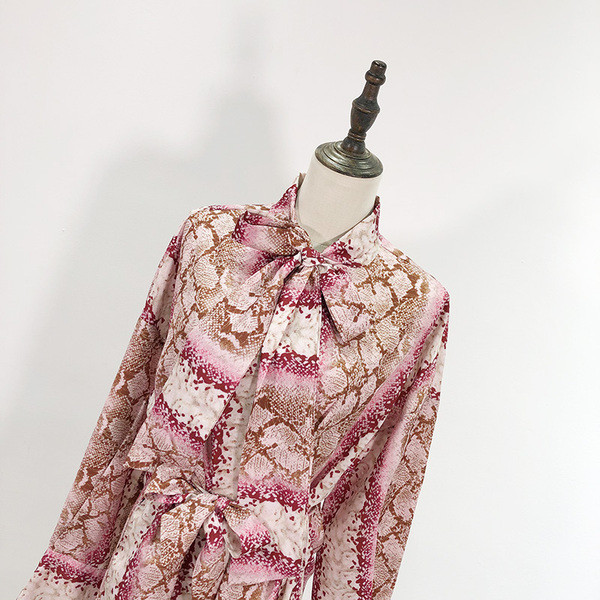 Rochie lunga cu model colorat si cravate la decolteu