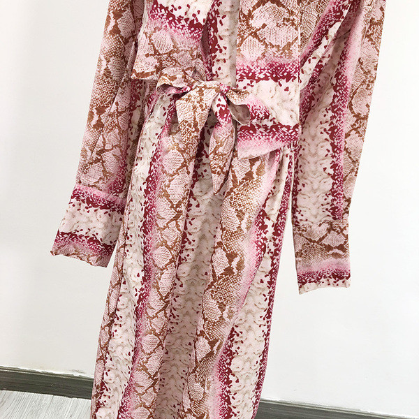 Rochie lunga cu model colorat si cravate la decolteu