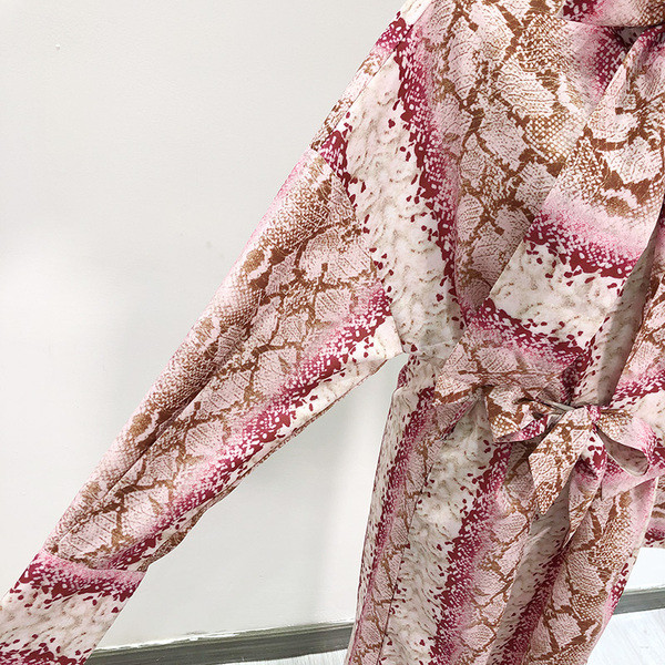 Rochie lunga cu model colorat si cravate la decolteu