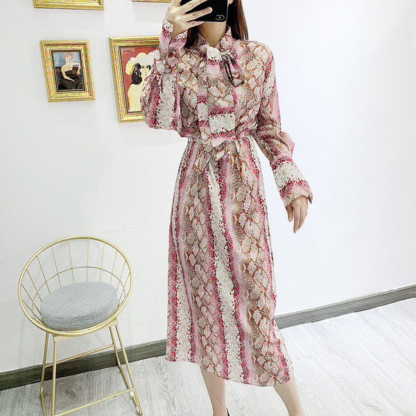 Rochie lunga cu model colorat si cravate la decolteu