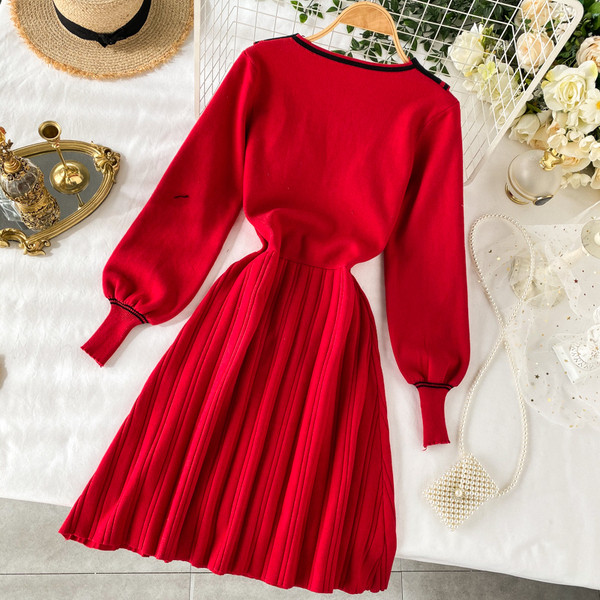 Rochie de dama tricotata cu nasturi si lungime pana la genunchi