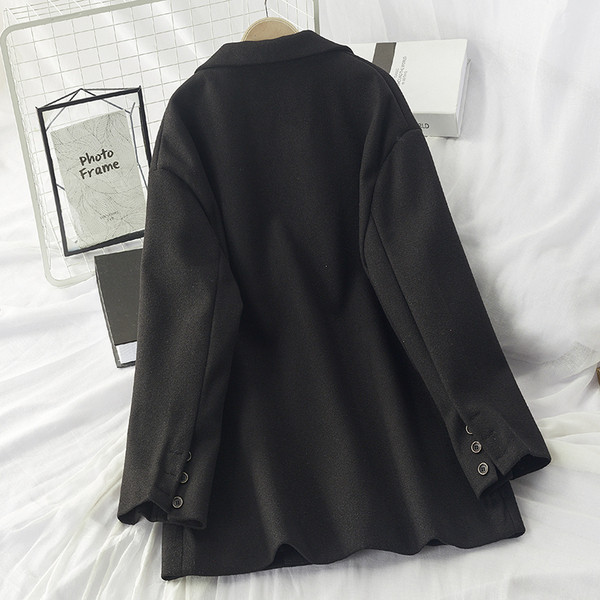 Palton de damă cu emblemă și decolteu spitz în negru