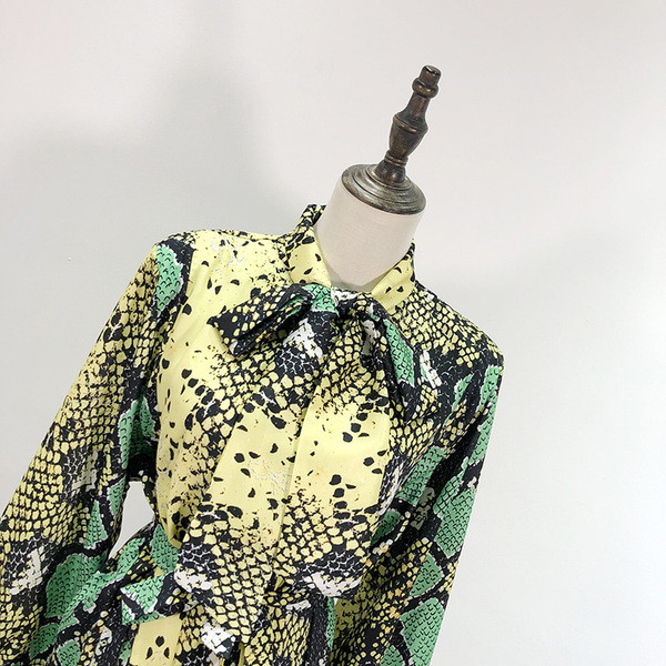 Cămașă lungă și largă cu imprimeu animal și guler clasic