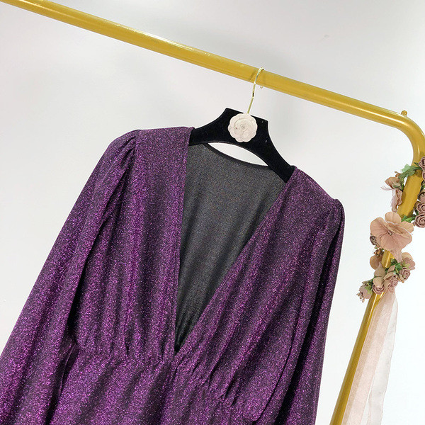 Rochie moderna de dama cu decolteu in V adanc de culoare violet cu efect stralucitor