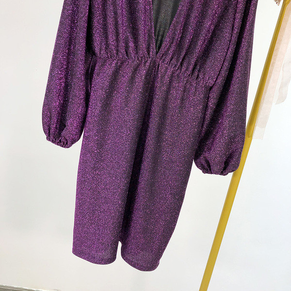 Rochie moderna de dama cu decolteu in V adanc de culoare violet cu efect stralucitor