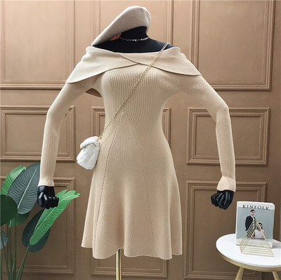 Rochie moderna de dama cu decolteu barca si maneci lungi in rosu, negru si bej