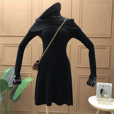 Rochie moderna de dama cu decolteu barca si maneci lungi in rosu, negru si bej