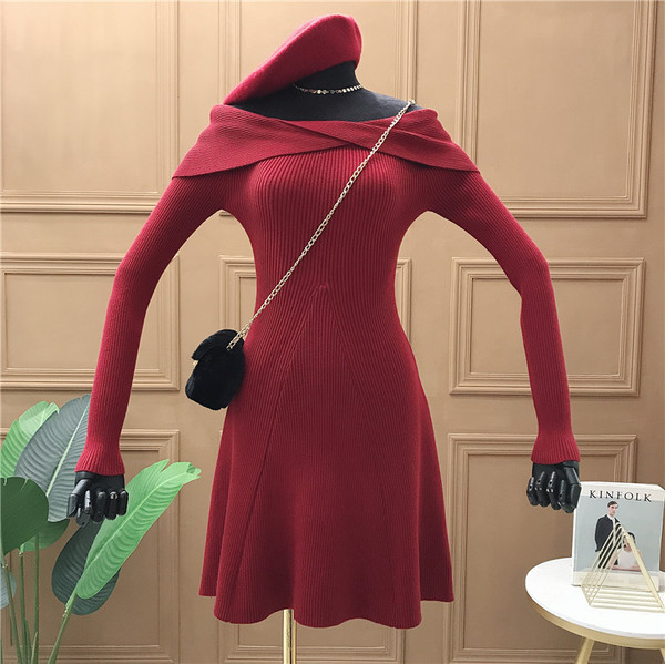 Rochie moderna de dama cu decolteu barca si maneci lungi in rosu, negru si bej