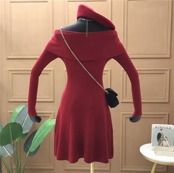 Rochie moderna de dama cu decolteu barca si maneci lungi in rosu, negru si bej