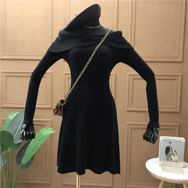 Rochie moderna de dama cu decolteu barca si maneci lungi in rosu, negru si bej