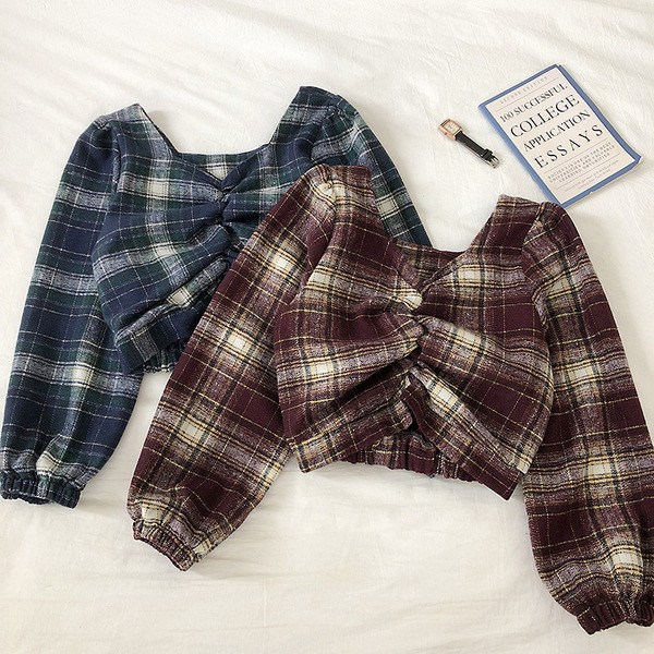 Bluză scurtă de damă în carouri în trei culori cu decolteu în V