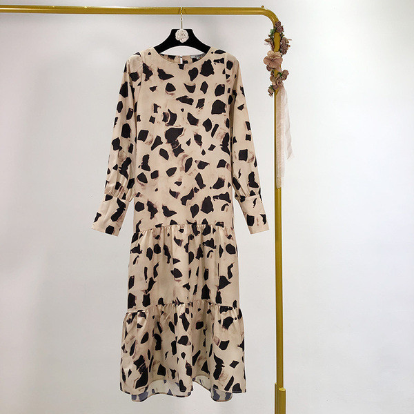 Rochie cu croială lungă, cu mâneci lungi și decolteu oval, cu model colorat