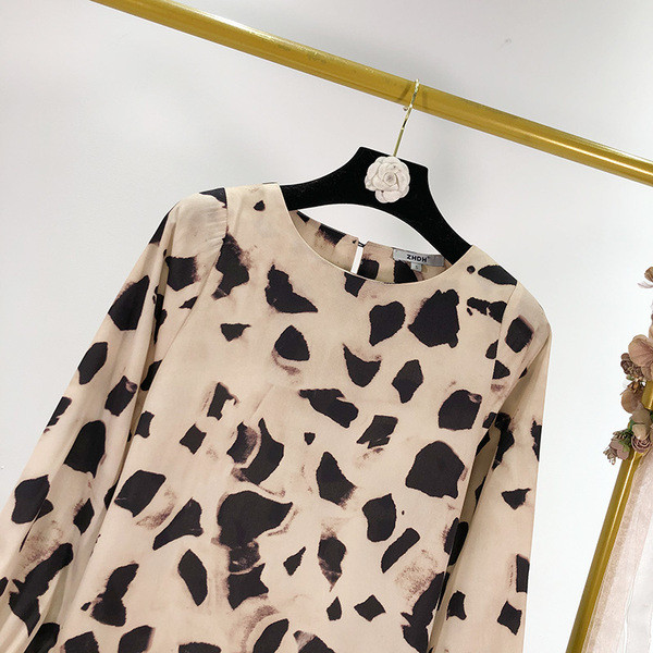 Rochie cu croială lungă, cu mâneci lungi și decolteu oval, cu model colorat