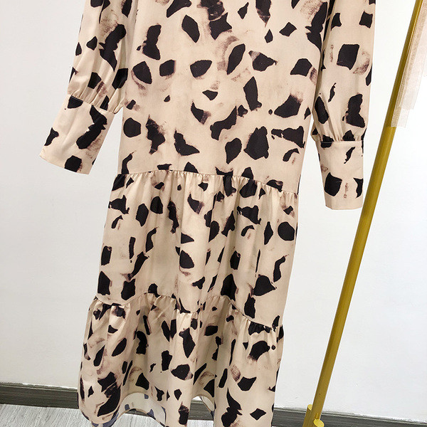 Rochie cu croială lungă, cu mâneci lungi și decolteu oval, cu model colorat