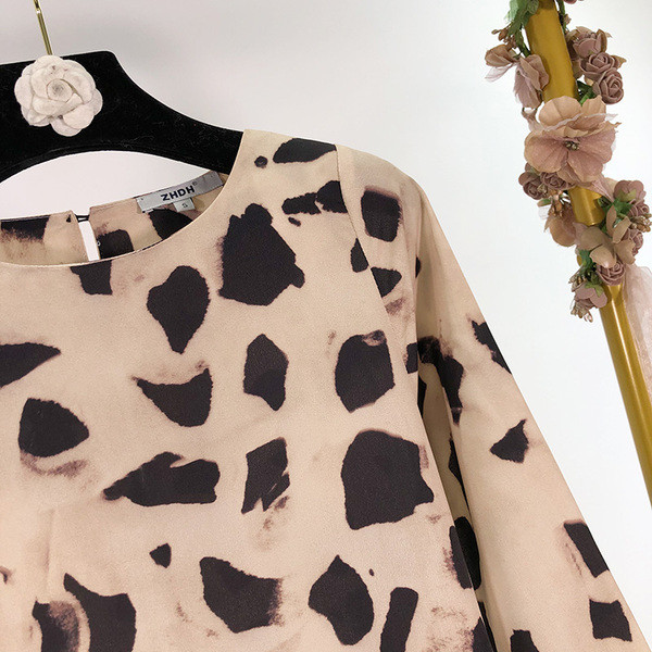 Rochie cu croială lungă, cu mâneci lungi și decolteu oval, cu model colorat