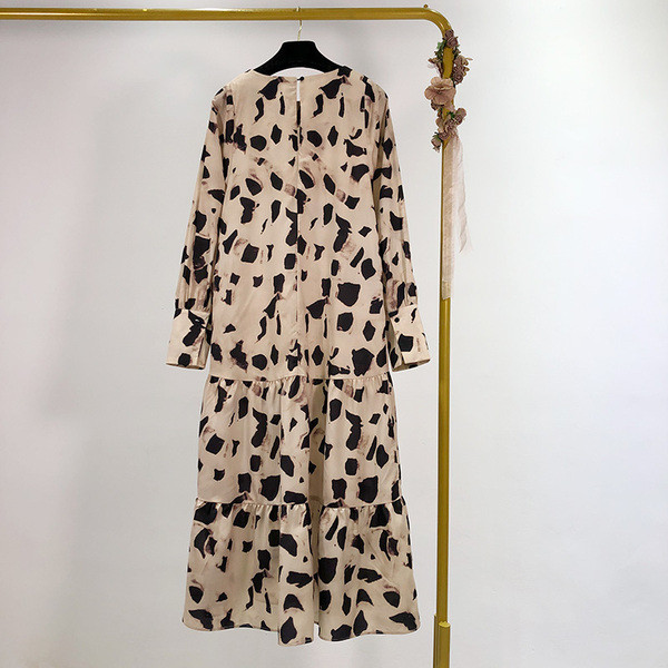 Rochie cu croială lungă, cu mâneci lungi și decolteu oval, cu model colorat