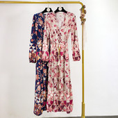 Rochie lungă cu decolteu în V și model cu model