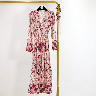 Rochie lungă cu decolteu în V și model cu model