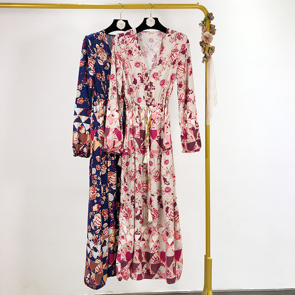 Rochie lungă cu decolteu în V și model cu model