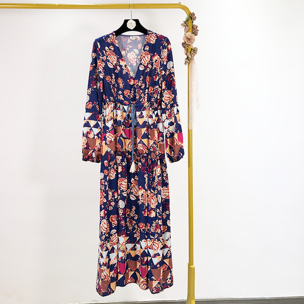 Rochie lungă cu decolteu în V și model cu model