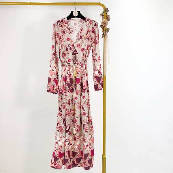 Rochie lungă cu decolteu în V și model cu model