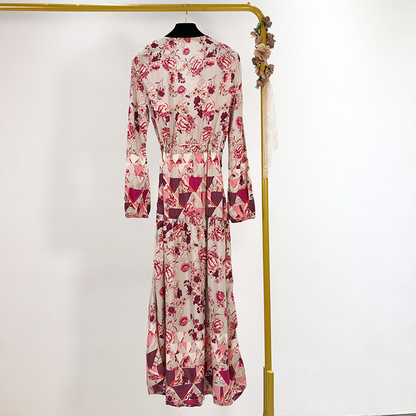 Rochie lungă cu decolteu în V și model cu model