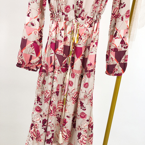 Rochie lungă cu decolteu în V și model cu model