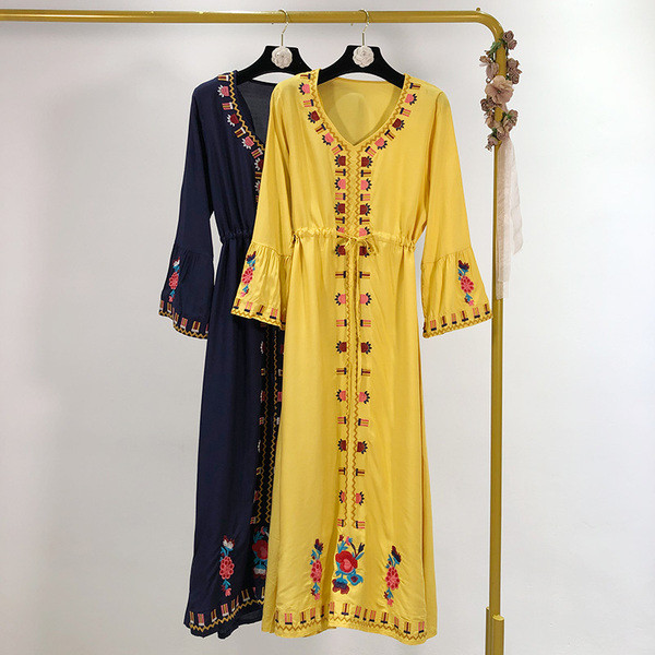 Rochie lungă cu decolteu în V și legături în talie