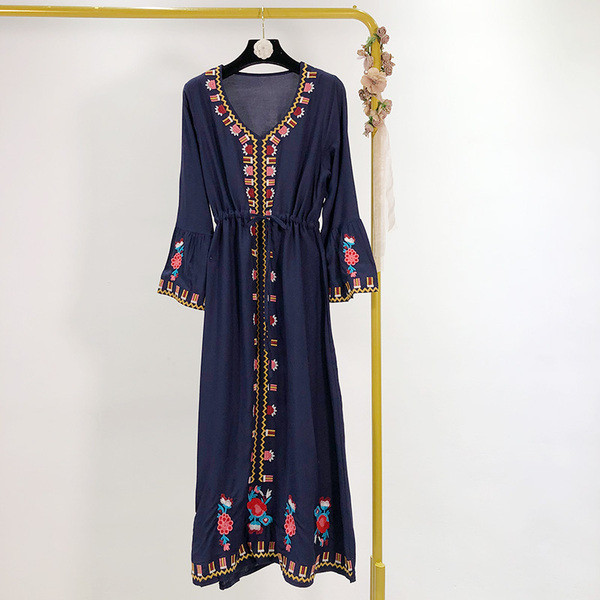 Rochie lungă cu decolteu în V și legături în talie