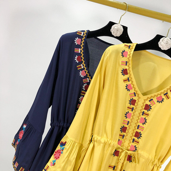 Rochie lungă cu decolteu în V și legături în talie