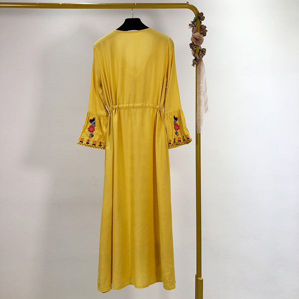 Rochie lungă cu decolteu în V și legături în talie